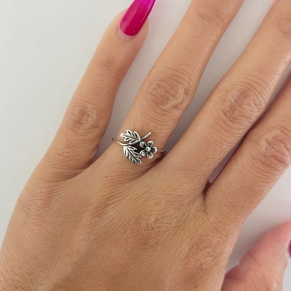 Sterling silver flower with leaves ring, flower ring, leaf ring, silver ring - Picture 1 of 11